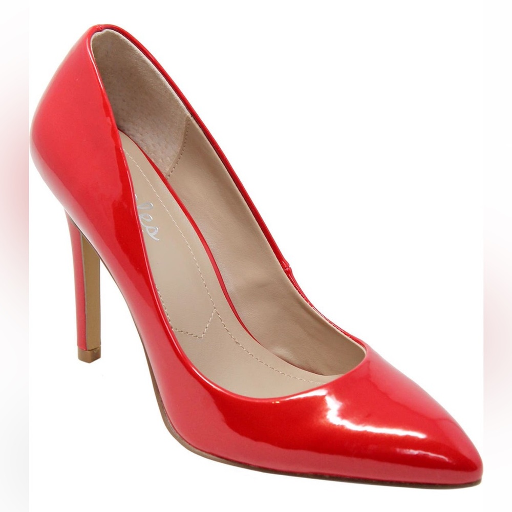 A high-shine patent polish adds extra intrigue to this wardrobe staple, shoe